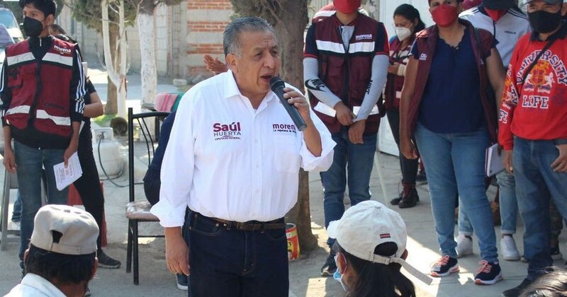 El candidato a la presidencia, Saúl Huerta, da un discurso ante sus seguidores.