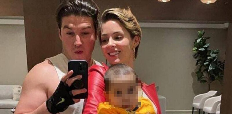 La actriz Hilary Duff y su esposo Matthew Koma disfrazados de Ken y Barbie junto a su hijo Luca