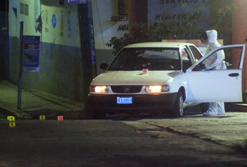 Investigan muerte de hombre en estacionamiento de centro comercial