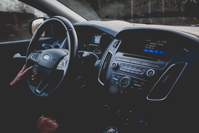 Mujer conduciendo un coche