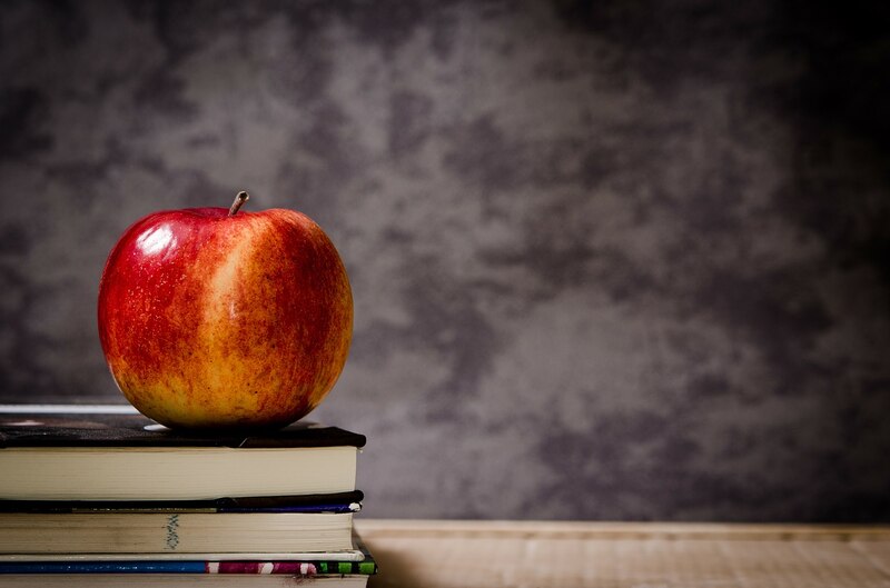 Una manzana sobre una pila de libros
