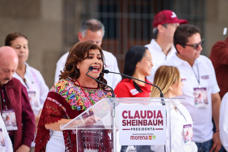 Claudia Sheinbaum, jefa de gobierno de la Ciudad de México, pronuncia un discurso ante una multitud.