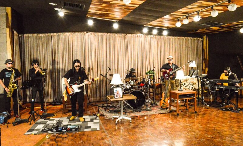 Grupo de músicos tocando en un estudio de grabación