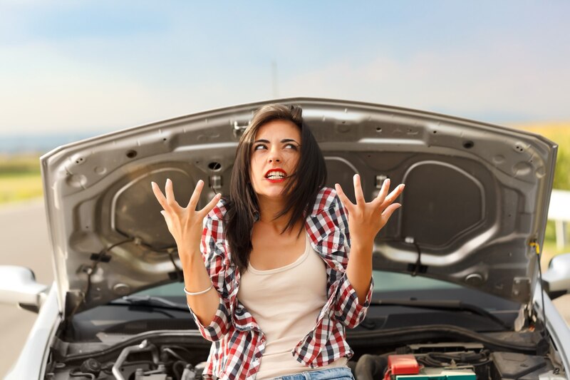 Mujer enfadada con su coche
