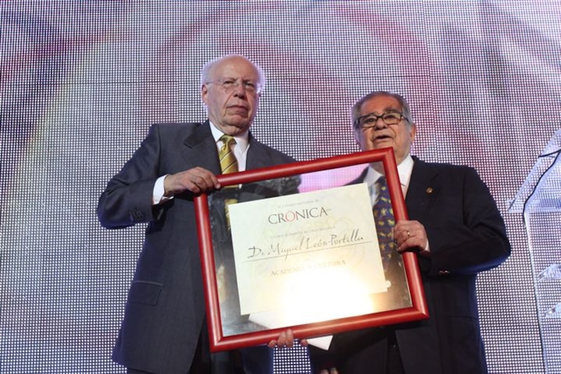 El Dr. Miguel León-Portilla recibe un reconocimiento por su trayectoria académica
