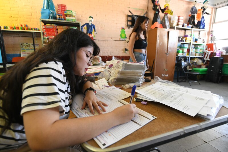 Estudiante universitaria haciendo un examen