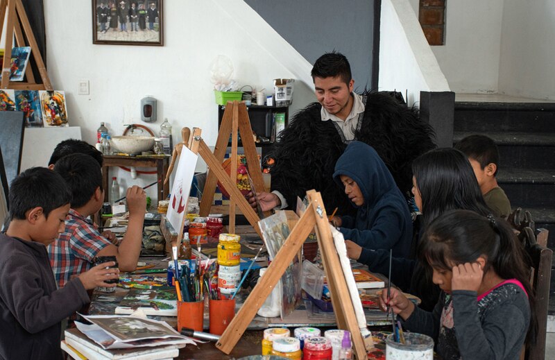 Niños indígenas aprenden a pintar en un taller de arte en México