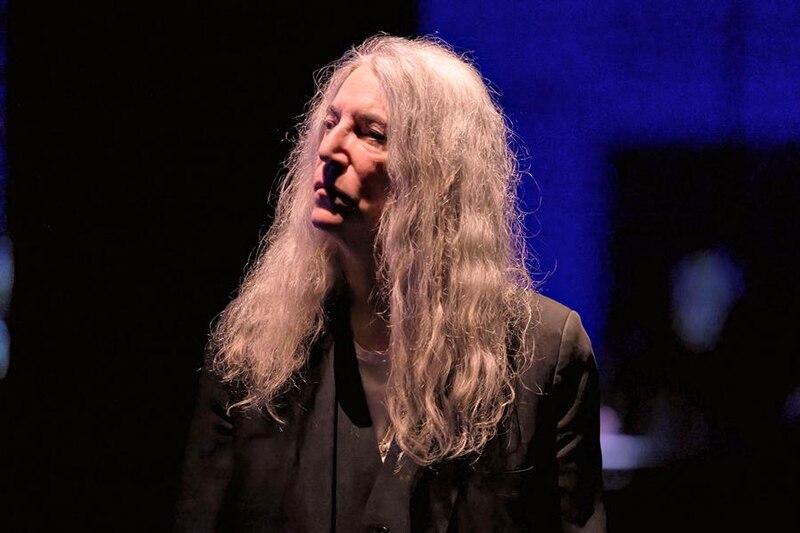 La cantante y compositora estadounidense Patti Smith actúa en concierto.