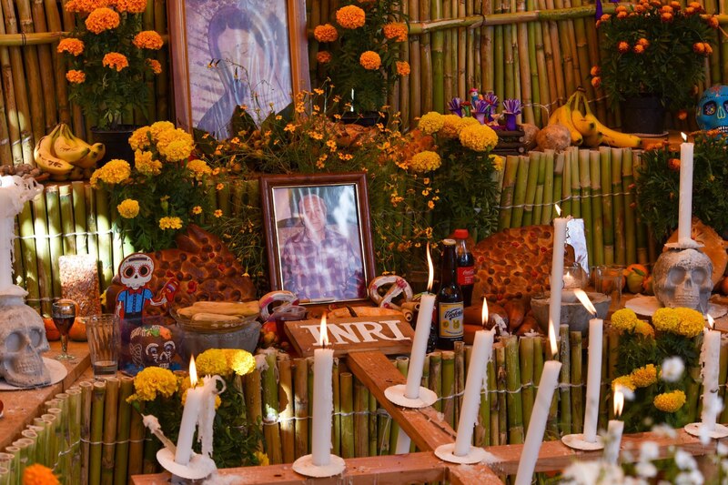 Instalan ofrendas para Muertos Nuevos en Malinalco, en donde se vive de forma colorida el Día de Muertos este 1 y 2 de noviembre, estas ofrendas los familiares llegan a trabajarlas con un mes de anticipación y abren las puertas de sus hogares pare que la gente pueda conocer un poco más de su difunto.