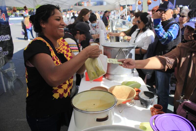 Mujer indígena vende tamales en un mercado mexicano