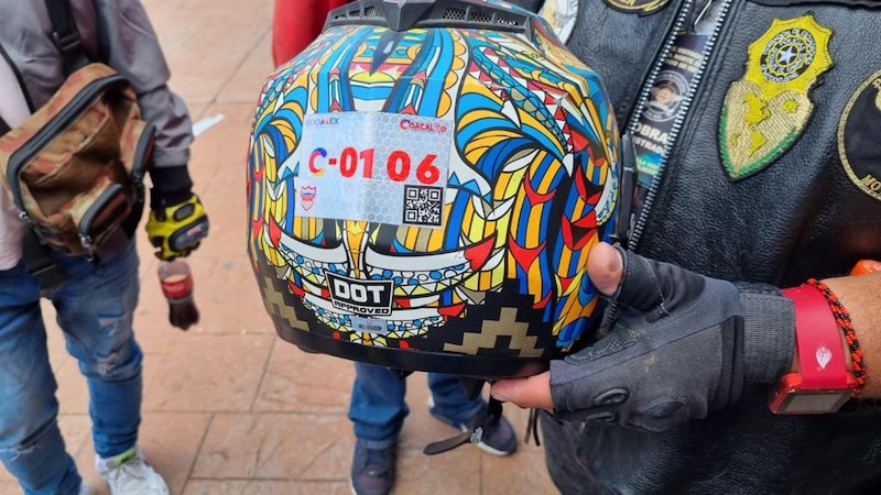 Casco de motocicleta con un diseño colorido y único