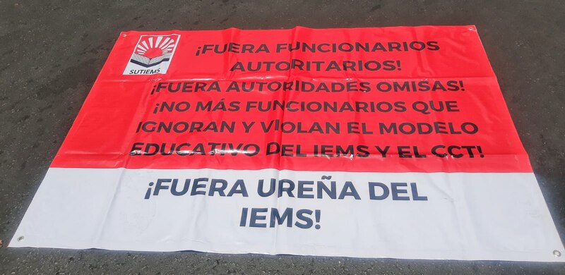 Protesta de trabajadores del IEMS contra autoridades omisas y funcionarios autoritarios
