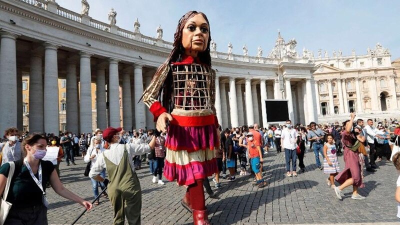 La artista española Ángela de la Cruz presenta su obra "La niña gigante" en la Plaza de San Pedro del Vaticano