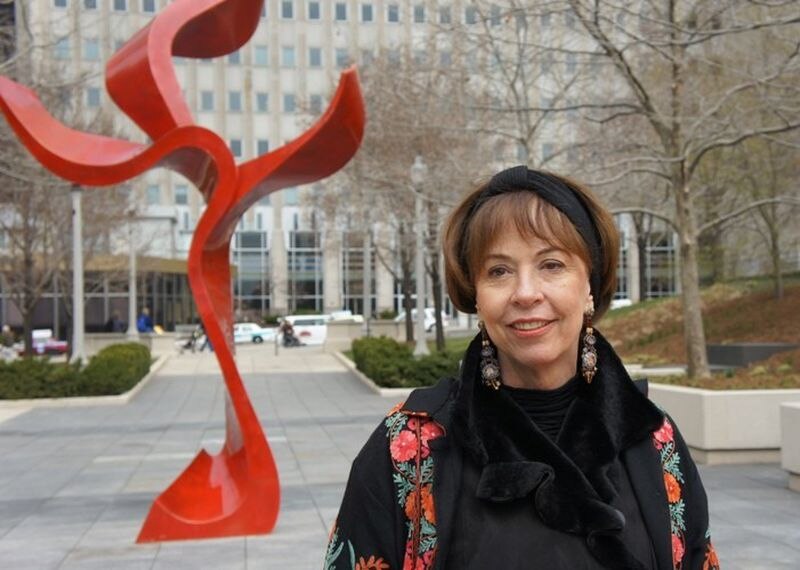 Mujer con una escultura roja