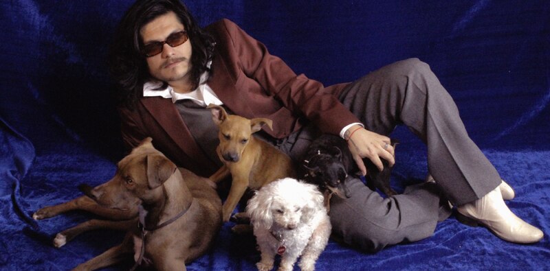 Un hombre con sus perros