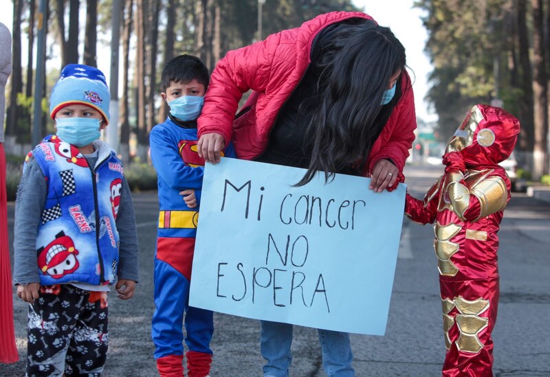 Niños con cáncer piden ayuda en las calles de la Ciudad de México