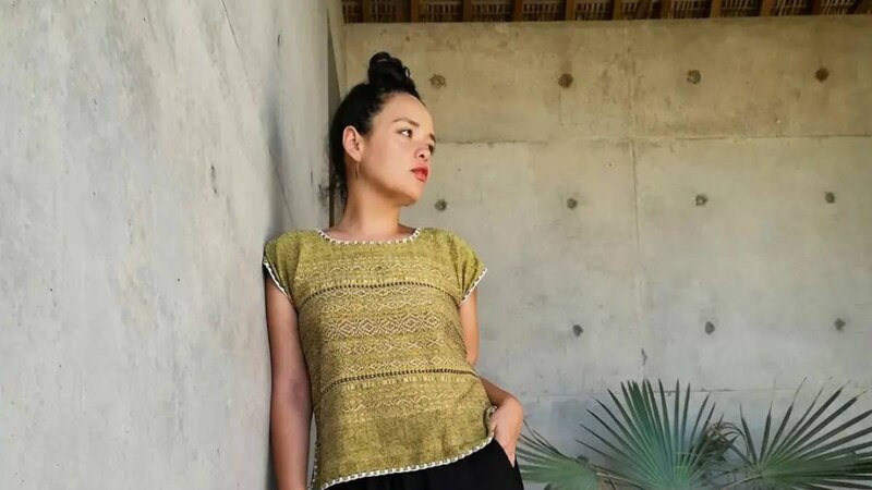 Mujer mexicana con blusa tradicional