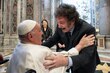 Milei entierra con un abrazo en el Vaticano su historial de insultos al papa Francisco