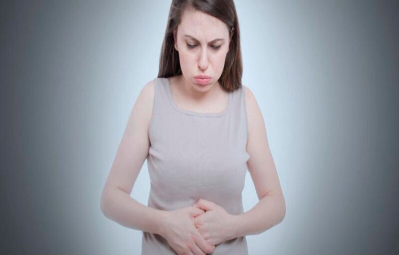 Mujer con dolor de estómago