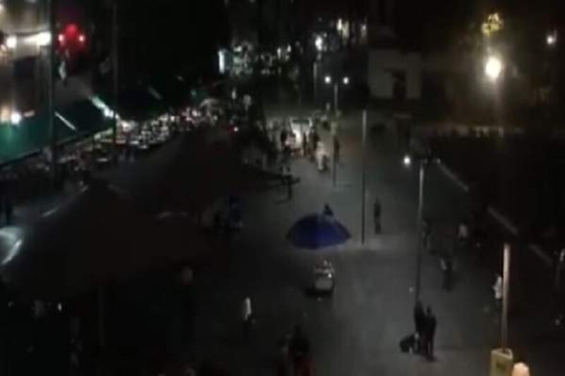 Multitud de personas en una calle de la ciudad por la noche