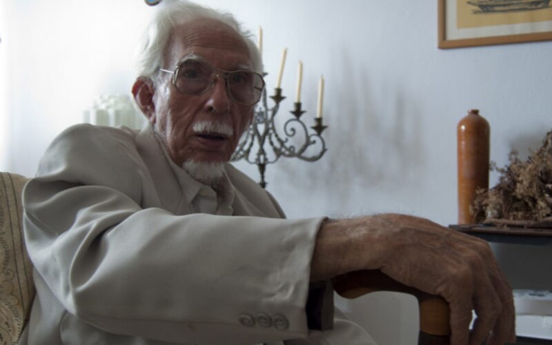 Un anciano sentado en una silla
