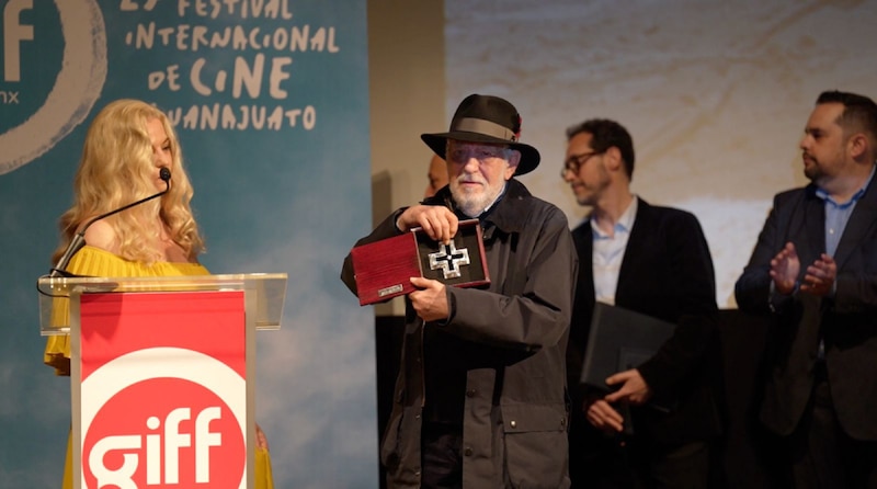 El director de cine Werner Herzog recibe un premio en el Festival Internacional de Cine de Guanajuato