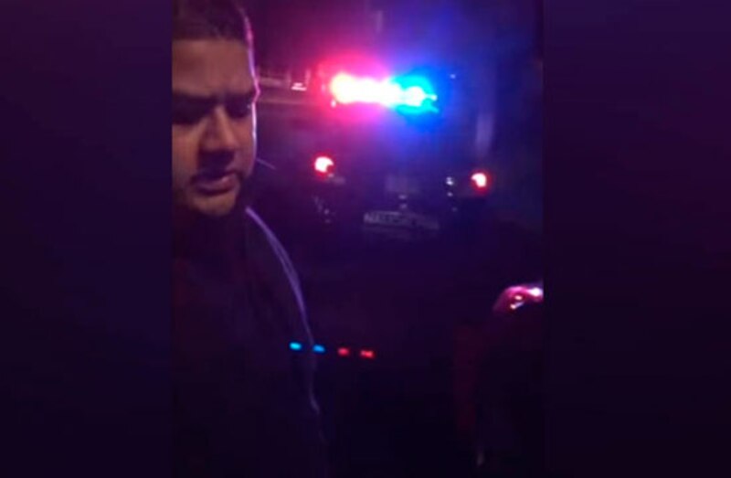 Policía detiene a un hombre en la calle