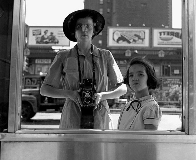 Madre e hija en la ventana
