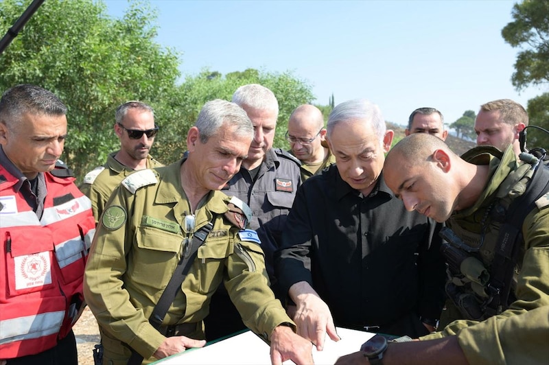 El primer ministro israelí, Benjamin Netanyahu, observa un mapa con los bomberos y los soldados durante un incendio forestal.