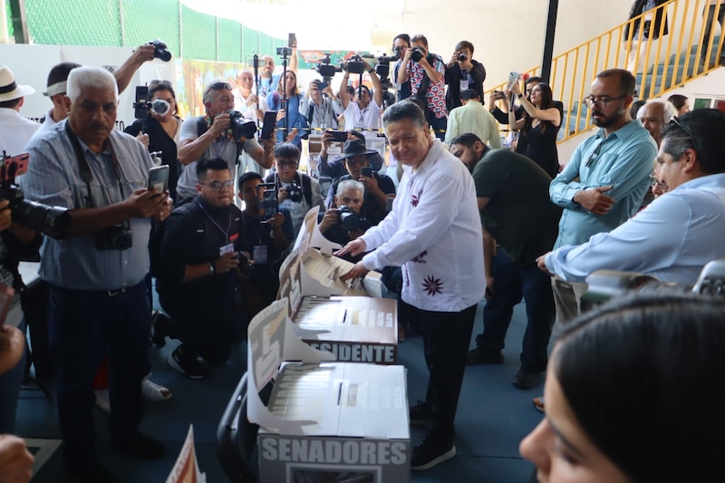 El presidente López Obrador vota en las elecciones de 2021