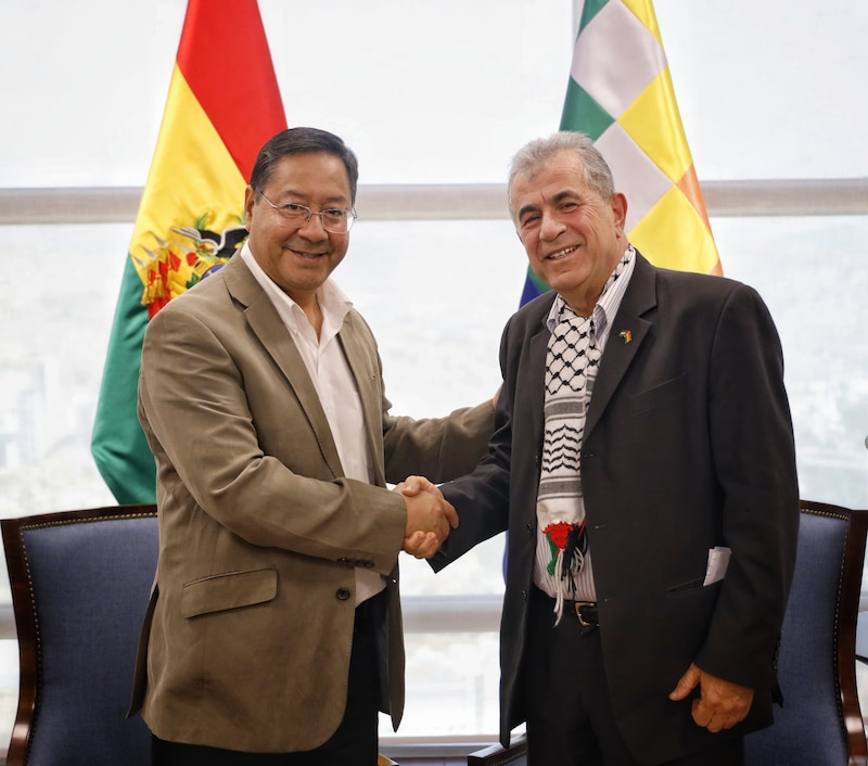 El presidente de Bolivia, Luis Arce, se reúne con el embajador de Palestina, Mohamed Saadat.