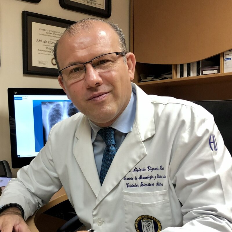 El Dr. Abelardo Elizondo es un neumólogo y especialista en cuidados intensivos en el Hospital Universitario de San Diego.