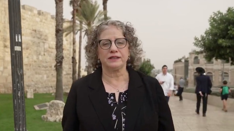 Una mujer camina por las calles de Jerusalén