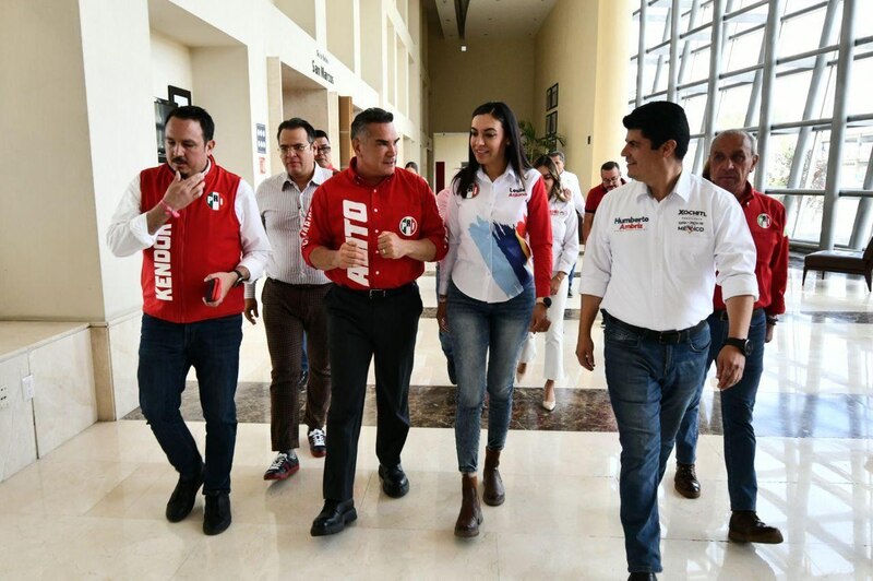 El presidente electo Andrés Manuel López Obrador camina junto a su esposa Beatriz Gutiérrez Müller y otros políticos.
