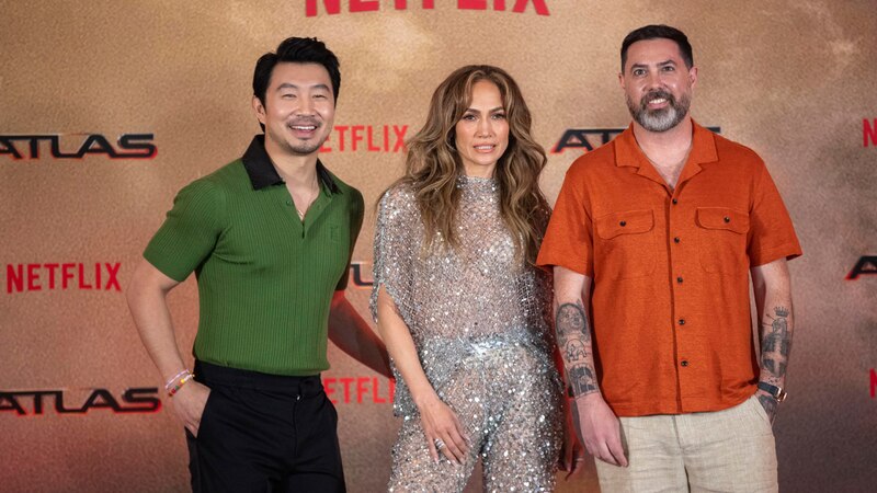 Jennifer Lopez, Simu Liu y Josh Duhamel en el estreno de 'Atlas'