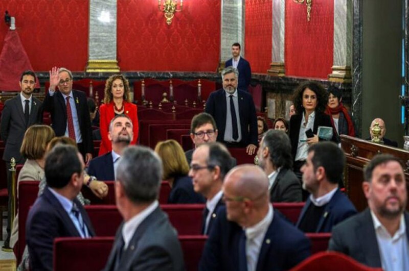 Diputados españoles asisten a la sesión de investidura de Pedro Sánchez