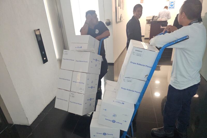 Múltiples cajas llegaron a las oficinas de Morena en el Senado con ejemplares de "Grandeza" el libro más reciente publicado por el ex presidente Andrés Manuel López Obrador.