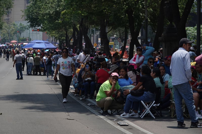 Docentes que integran la sección 9 de la Coordinadora Nacional de Trabajadores de la Educación (CNTE) continuaron con su jornada de lucha en la capital, marcharon desde el metro Chabacano hasta la estatua del Caballito para exigir al gobierno de la presidenta Claudia Sheinbaum que cumpla con el pliego petitorio en donde se exige: la abrogación de la Ley del ISSSTE 2007 y de la Reforma Educativa; eliminación del régimen de excepción laboral; desaparición de la UMA y cuentas individuales; aumento salarial de 100 por ciento directo y Homologación de las prestaciones, por mencionar algunas.