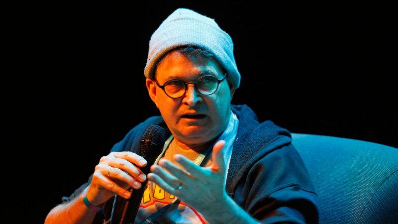 El comediante Louis C.K. actúa en vivo.