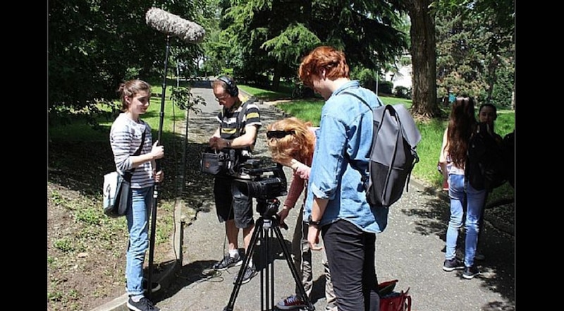 Jóvenes haciendo una película en el parque