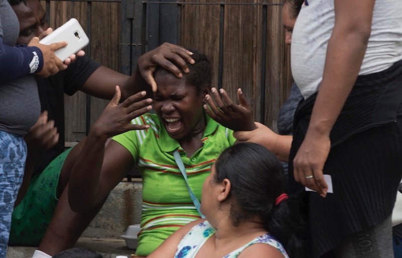 Mujer haitiana llora desconsolada tras el terremoto