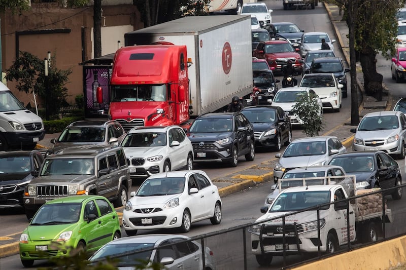 Trafico vehicular en el tramo de oriente a poniente, en el Circuito Interior.