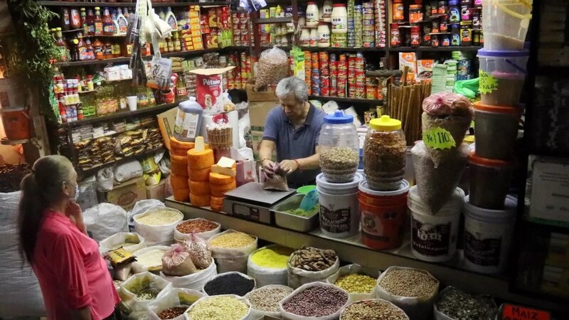 Title: Una tienda de abarrotes en México