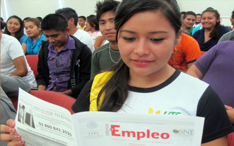 Joven leyendo una oferta de empleo