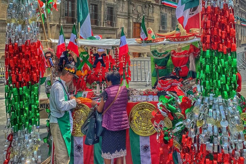 Un puesto de souvenirs en el Zócalo de la Ciudad de México