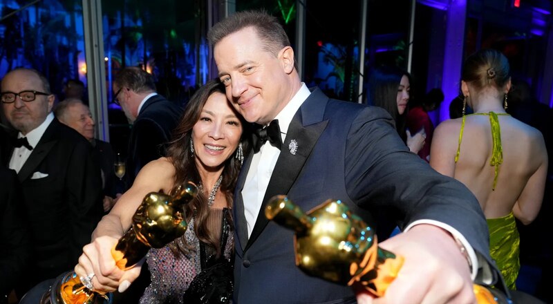 Los actores Youn Yuh-jung y Brad Pitt posan con sus premios Óscar en la fiesta de los Premios de la Academia 2020