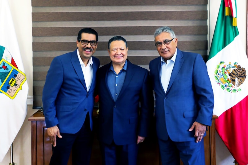 Reunión de trabajo entre el gobernador de Oaxaca, Alejandro Murat Hinojosa, y los presidentes municipales de Oaxaca de Juárez, Francisco Martínez Neri, y de Santa Lucía del Camino, Dante Montaño Montero.