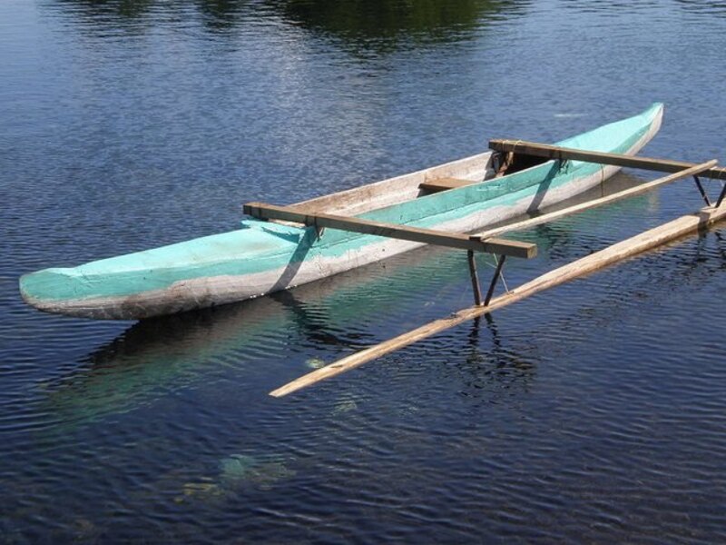 Embarcación tradicional en el agua