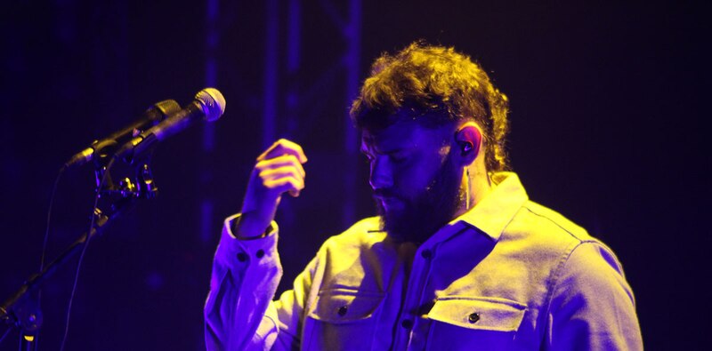 Cantante colombiano Camilo Echeverry dando un concierto en vivo.