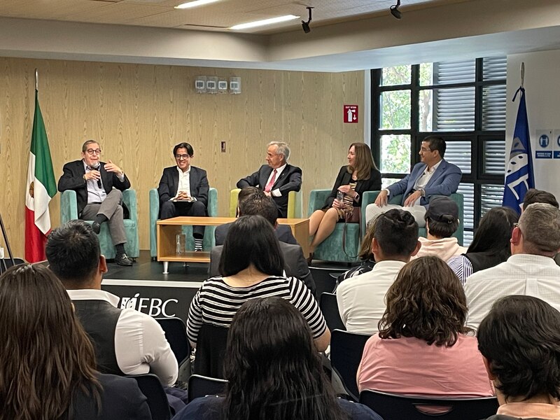 Mesa redonda sobre el futuro de la educación en México